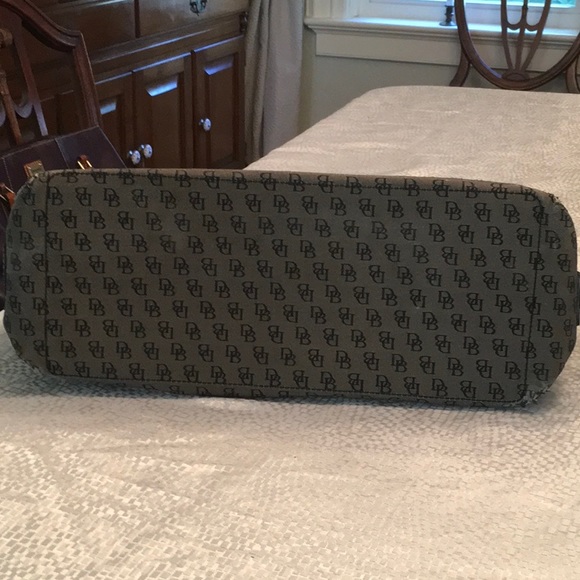 Dooney and Bourke pocketbook - Picture 2 of 6